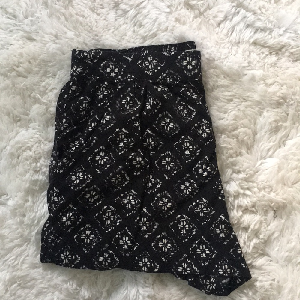 black and white printed flowy shorts